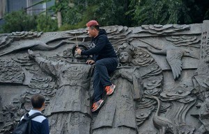 游客十一爬沈阳故宫浮雕墙 喂清帝像糖葫芦(图)