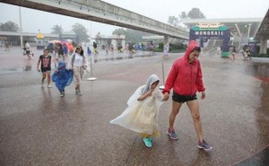 南卡遭飓风袭击 游客避难 旅游胜地宛如鬼城(图)