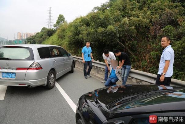 深圳警方在高速截停毒贩  场面似大片 (组图)