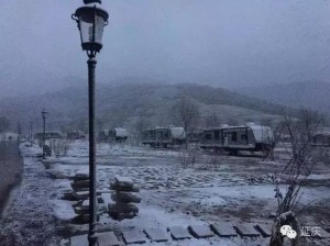 北京首场雪降落延庆海坨山 呈"海坨戴雪"景观(图)