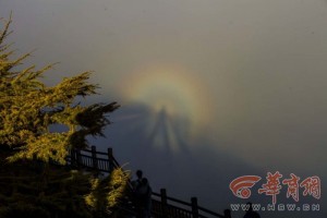 秦岭主峰太白山惊现"佛光"云雾缭绕犹如仙境(图)