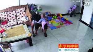 监拍保姆剪完脚趾甲 把指甲钳给宝宝塞嘴里(组图)