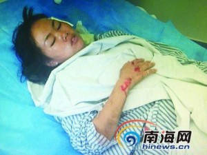 女子散步晕倒遭车碾压 称车上有人说轧死算了(图)