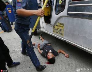 菲民众反美遭警车碾压 怒骂：警察还在做美国走狗