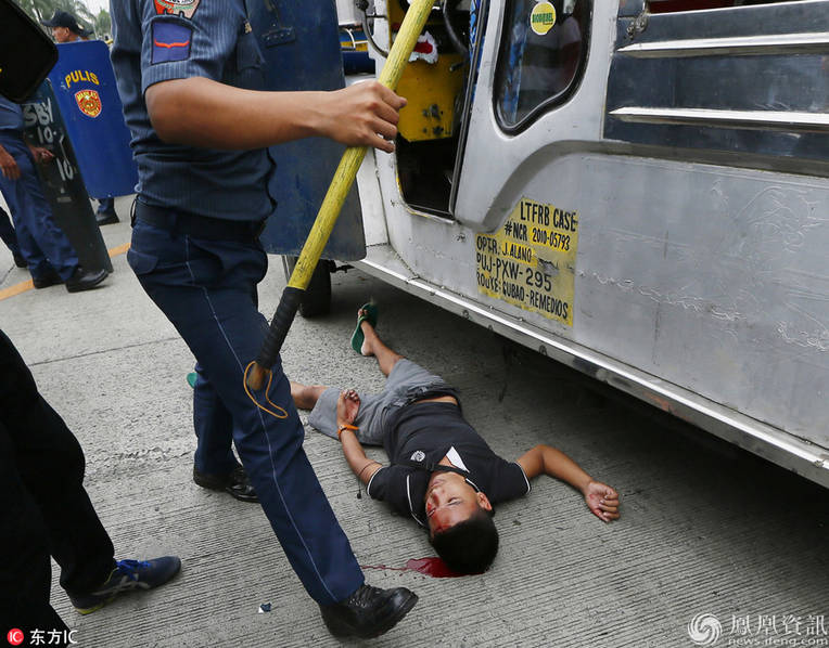 菲民众反美遭警车碾压 怒骂：警察还在做美国走狗