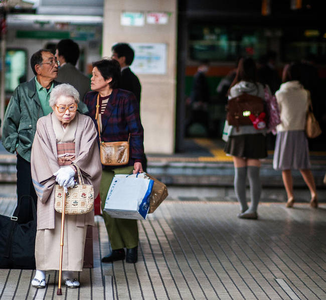 日本老龄化严重 80岁老人仍出门工作(高清组图)