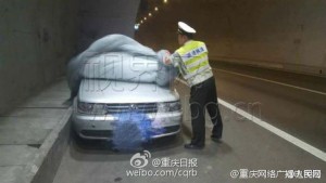 小车停隧道内盖篷布 交警掀开发现"不可描述"(图)