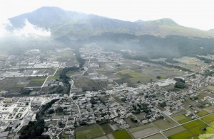 时隔36年 日本阿苏山火山再度爆发喷火(图)