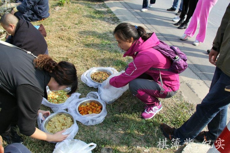 僧人201国道上行脚 女信众一路相伴送饭(组图)