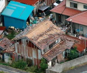 现场：日本西部再遭强烈地震袭击 房屋坍塌(视频)