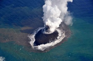 火山喷发令岛屿扩大 日本领海范围新增70平方公里