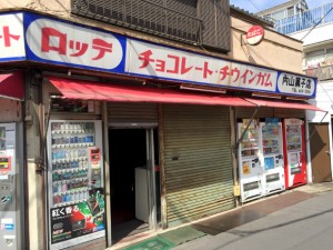 90岁老人守着破旧糖果店 每天开扇门只为等一个人