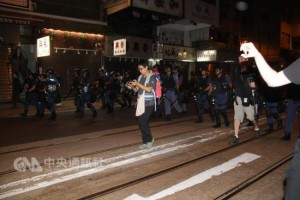 香港反释法抗议者欲重演占中 遭警驱散(图)