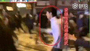 香港激进团体非法游行一幕：给我顶住!我先撤了…