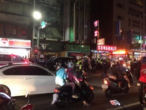 台湾发生百人街头火拼 警察被波及一起挨打(图)