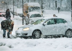 斯德哥尔摩遇百年大雪 交通瘫痪巴士停驶(图)