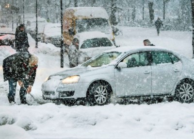 斯德哥尔摩遇百年大雪 交通瘫痪巴士停驶(图)