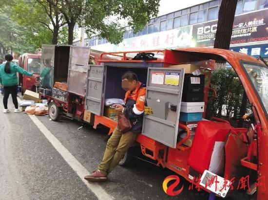 快递员猝死大街 还在试用期 最后一句话"好累"