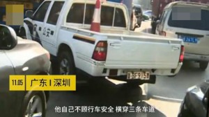 男子随手拍交警违章 被当场摔跪在马路中两次(图)