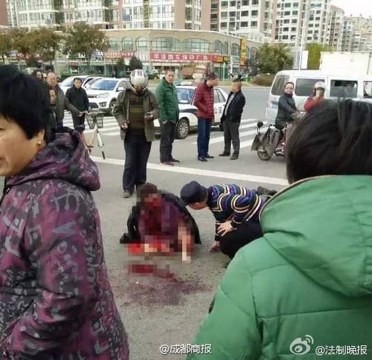 网曝男子街头暴打母亲 母亲下身半裸血流满地(图)