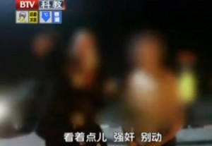 山东：女司机酒驾被查 脱光上衣往交警身上扑(图)