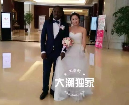 相恋6年！中国姑娘与非洲小伙结婚 笑成一朵花