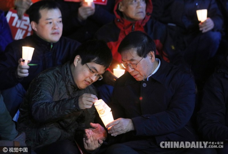 首尔市长领导民众烛光集会 呼吁朴槿惠下台(组图)