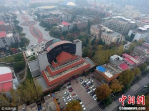 河南高校现奇葩建筑：北面白宫南面天安门(组图)