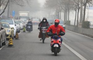 街拍：北京严重雾霾呈黑色，市民依旧忙碌奔波