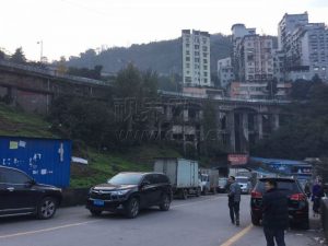 执着！男子跳桥没死爬起来又跳了一次(组图)