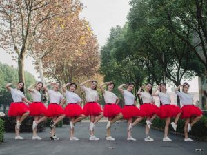 江西女大学生秀一字马 拍高颜值毕业照(组图)