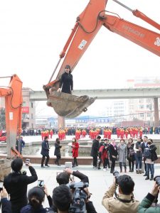 柳岩空降蓝翔技校 坐挖掘机引围观(组图)