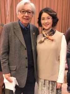 李小璐晒60岁明星妈妈近照 颜值高气质温婉(图)