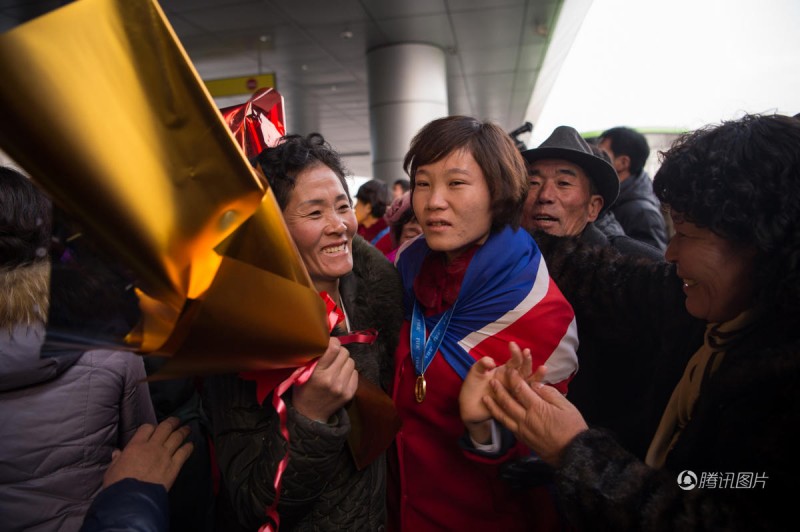 朝鲜女足连夺世界冠军 举国欢腾万人空巷 (组图)