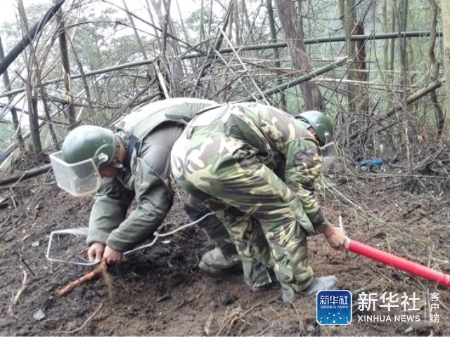 战士冒死在中越边境徒手排雷  附近遍布骷髅图标