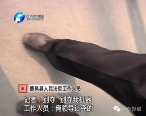 记者采访法院遭殴打：你以为你是中央级别的啊！