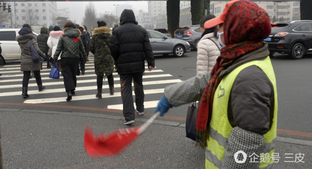 遇上中国式过马路 只有自己等绿灯 是不很傻?(图)