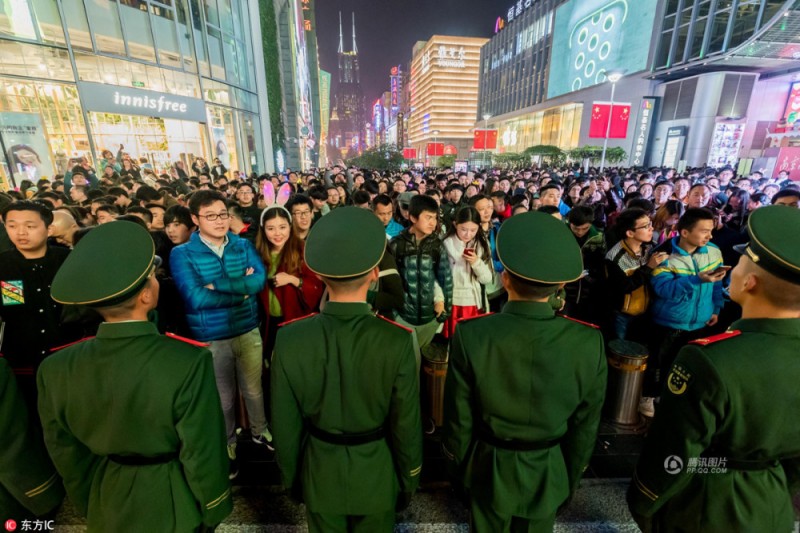 上海外滩跨年夜 上万警力组“拉链人墙”(高清图)