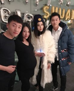 范冰冰李晨合体为好友庆生 baby挺大肚携婆婆出席