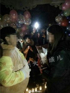 平安夜女生向女生告白成功 网友:又多两光棍(图)