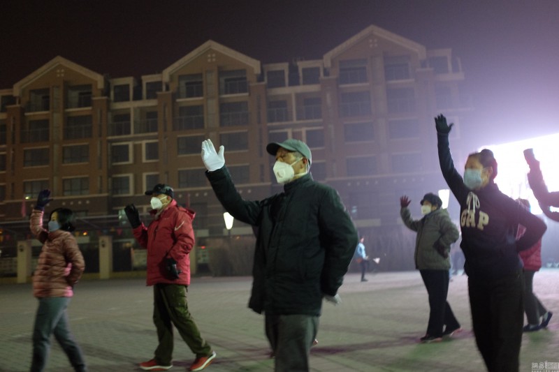 北京雾霾爆表 大爷大妈戴口罩跳广场舞(高清组图)