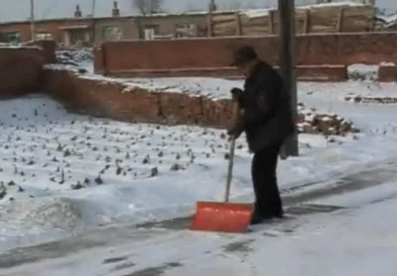 雪天车祸丧子后 沈阳72岁老人默默铲雪17年(组图)