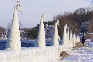 美国小镇气温骤降至-20℃ 水浪瞬间结冰(高清图)