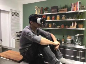 实力迷弟！谢霆锋在家用VR看王菲的演唱会(组图)