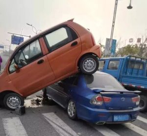 杭州一场离奇车祸看呆路人，这到底怎么做到的？