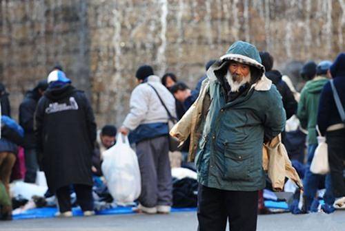 日本穷人真实生活：露宿街头纸壳当床(图)