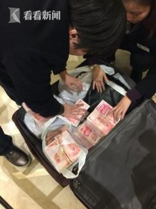 厉害了我的姐 上海阔太拖500万现金血拼(视频)