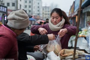 90后“烧饼西施” 想买她的饼得排队(组图)