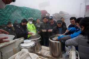 大雾霾天堵在高速 交警免费发午餐(组图)