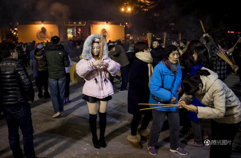 除夕夜 全球的寺庙都被挤爆了 (高清组图)